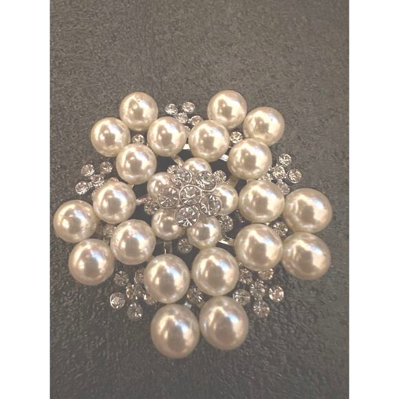 Vintage Faux Pearl RHINESTONES Brooch Pin 2"Classy Demure Feminine - Picture 1 of 3